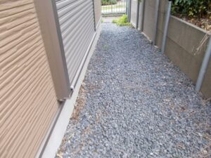 空き巣対策に防犯砂利が効く！選び方と正しい敷き方ガイド